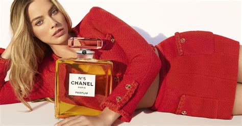 Campaña CHANEL N°5 con Margot Robbie: ¡Nos vemos a las 5!